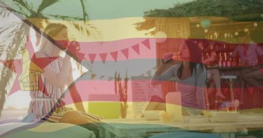 Kadınlar Zimbabwe bayrak animasyonunun üzerindeki plaj barında içki içmeyi seviyorlar. Tatil, kutlama, turizm, kokteyller, rahatlama, yaz