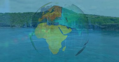 Yemyeşil tepeleri olan sakin okyanus manzarası üzerinde küresel animasyon. Toprak, doğa, sükunet, dinginlik, çevre, coğrafya