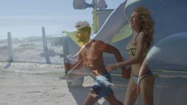 Plajda koşan, bikinili bir çift, üzerinde araç figürü olan. Tatil, romantizm, deniz kenarı, boş zaman, aktif, fitness