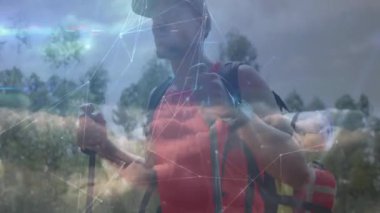 Sırt çantalı ve direkli adam yürüyüşü, dijital ağ animasyon örtüsü. macera, keşif, teknoloji, bağlantı, doğa, açık hava