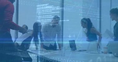 Veri analizi animasyonuyla iş toplantısı ofis sahnesinde. teknoloji, takım çalışması, yenilik, şirket, işbirliği, strateji
