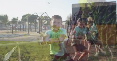 Açık havada römorkör oynuyorlar, renkli animasyonlu çocuklar eğleniyorlar. Takım çalışması, rekabet, birliktelik, etkinlik, topluluk