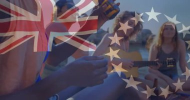 Union Jack ve yıldızlarının animasyon örtüsü, plaj partisinde içen insanlar. Kutlama, dostluk, okyanus, açık hava, eğlence, içecekler