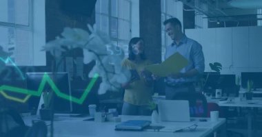 Ofiste, iş arkadaşları mali animasyon grafiği örtüşen belgeleri tartışıyor. İş, takım çalışması, işbirliği, analitik, dijital, kurumsal