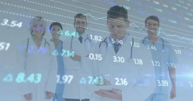 Verileri analiz ediyorum, hastane ortamında finansal grafikleri olan tıp uzmanları. Analiz, sağlık, istatistik, araştırma, finans, işbirliği