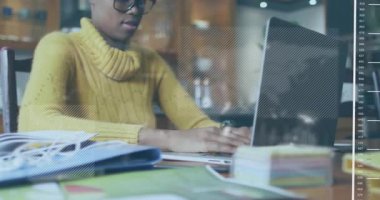 Bilgisayarda dijital veri animasyonuyla yazı yazmak, sarı kazaklı adam çalışmak. Teknoloji, ofis, bilgisayar, çalışma alanı, iş