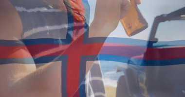 Faroe Adaları bayraklı şişeyi güneşli açık hava animasyonuyla kaplıyor. Seyahat, turizm, vatanseverlik, ulusal kimlik, içecek, açık hava