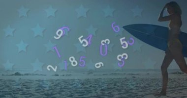 Sörfçü plajda sayılar ve yıldız animasyonlarıyla yürüyor. Sörf, deniz kenarı, yaz, dijital, konsept