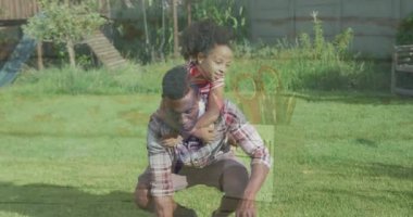 Güneşli bir parkta, baba animasyonun tadını çıkarırken çocuğunu omuzlarında taşıyor. Aile, açık hava, bağ, eğlence, mutluluk, ebeveynlik