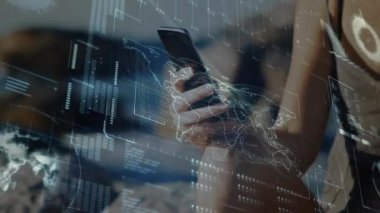 Elinde dijital dünya haritası ve animasyonu üstüste koyan akıllı telefon tutan kişi. Teknoloji, bağlantı, yenilik, fütürist, küresel, iletişim