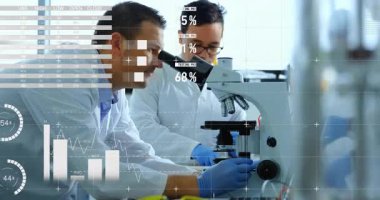 Laboratuvarda, bilim adamları olay yerini kaplayan veri işleme animasyonuyla mikroskop kullanıyorlar. Bilim, araştırma, yenilik, teknoloji, analiz, keşif