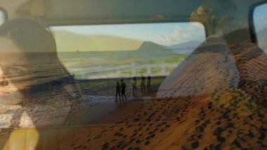 Plaj animasyonlarıyla arabada dinlenen, okyanus manzarasını seven bir kadın. Seyahat, tatil, rahatlama, manzara, yaz, boş zaman