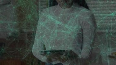 Tablet kullanan kişi üzerinde bağlantı ve veri işleme animasyonu ağı. Teknoloji, ağ oluşturma, bağlantı, dijital, iletişim, bulut hesaplama