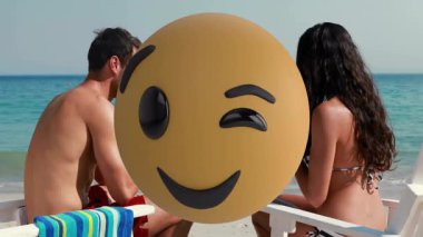 Sahilde dinlenen, göz kırpan emoji animasyonları olan kadın ve erkek. Tatil, dinlenme, okyanus, deniz kenarı, tropikal, boş zaman