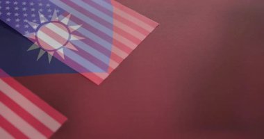 Üst üste binen Tayvan ve ABD bayrakları kırmızı zemin üzerindeki diplomasiyi simgeliyor. uluslararası, ilişkiler, ortaklık, işbirliği, birlik, ittifak