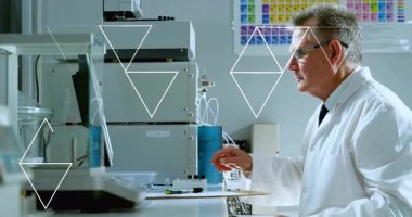 Okul laboratuarında, geometrik şekiller ve animasyon örtüsüyle çalışan bilim adamı. Bilim, araştırma, yenilik, teknoloji, deney, analiz