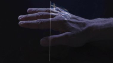 Arka plan animasyonunda Yunan bayrağıyla dijital arayüzü tarıyorum. Gelecek, teknoloji, yenilik, Yunanistan, biyometri, kimlik