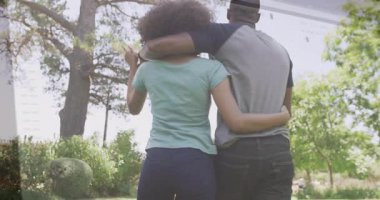 Açık havada kucaklaşan, arka planda veri işleme animasyonu olan çift. Teknoloji, dijital, fütürist, analiz