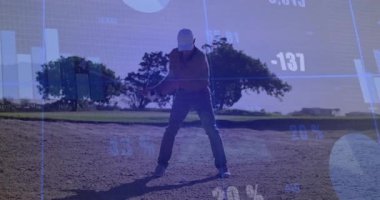 Sopa sallayan beyzbol oyuncusu, finansal veri grafikleriyle arka planda animasyon. Spor, atlet, finans, analitik, borsa, istatistik