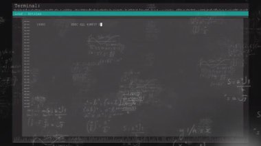 Matematiksel denklemlerin animasyonu ve okuldaki kara tahtadaki bilgisayar kodu. Matematik, eğitim, kodlama, teknoloji, algoritma, öğretim