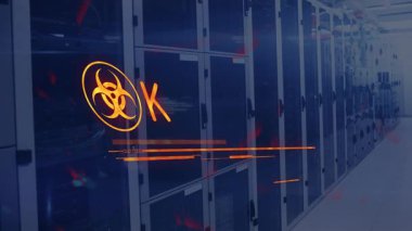 Biyolojik tehlike sembolü sunucu odasında alarm veriyor. Acil durum sinyali veriyor. Uyarı, teknoloji, veri merkezi, güvenlik, kritik, uyarı