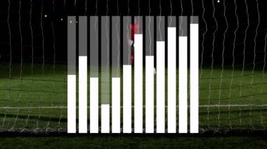 Sahada, kırmızı formalı futbolcu animasyon beyaz çizgi grafiğinin arkasında duruyor. Spor, analiz, performans, veri, atlet