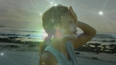 Sahilde, arka planda canlı ağ bağlantıları olan bir kadın var. Teknoloji, bağlantı, dijital, yenilik, gelecek, iletişim