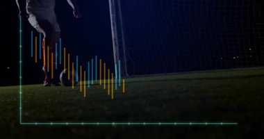 Futbolcu sahada veri grafiği animasyonuyla topa vuruyor. Spor, analitik, performans, hareket, teknoloji, atlet