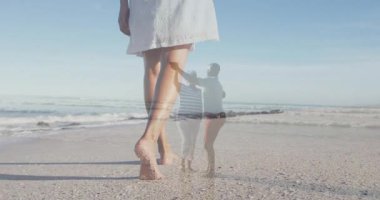 Sahilde yürürken, neşeli bir şekilde dans eden çiftin animasyonuna sahip insanlar. Tatil, seyahat, tatil, tasasız, mutluluk, fantezi