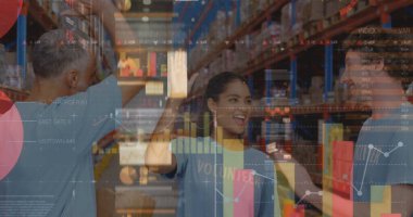 Depoda, erkek ve kadın gönüllülere karşı veri işleme ekranları birbirlerine beşlik çakıyor. lojistik ve ulaşım sektörü kavramı