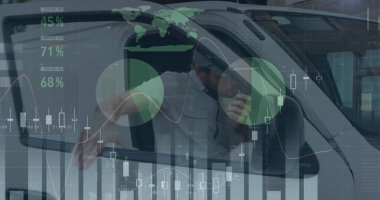 Beyaz erkek teslimatçının minibüsünde telsizle konuştuğunu gösteren istatistiksel veri işleme. lojistik ve ulaşım sektörü kavramı