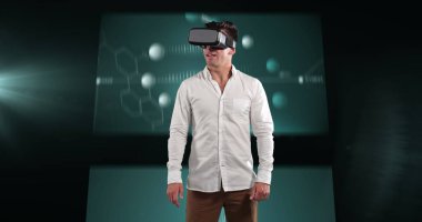 VR kulaklık takan bir iş adamının görüntüsü. küresel bilim, teknoloji, bağlantılar ve dijital olarak oluşturulmuş görüntü veri işleme kavramı.
