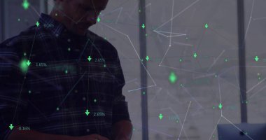 Ofiste akıllı telefon kullanan beyaz bir adama karşı yüzen bağlantılar ağı. küresel ağ ve iş teknolojisi kavramı