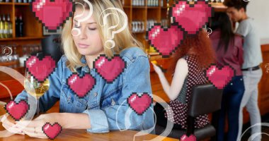 Barda akıllı telefon kullanan beyaz bir kadına karşı birden fazla soru işareti ve kalp ikonu var. Sosyal medya ağı ve iş teknolojisi kavramı