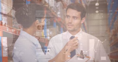 Depoda birbirleriyle konuşan kadın ve erkek yöneticilere karşı veri işleme ekranları. lojistik ve ulaşım sektörü kavramı