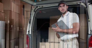 İstatistiksel veri işleme, beyaz bir teslimatçının portresiyle karşılaştırıldığında pano gülümsüyor. lojistik ve ulaşım sektörü kavramı