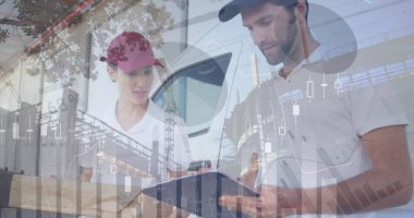 Mali veri işleme görüntüsü teslimatçının elinde deponun dışındaki pano var. küresel sevkiyat, dağıtım ve bağlantılar konsepti dijital olarak oluşturuldu.