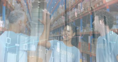 Kadın ve erkek arasında istatistiksel veri işleme depoda birbirlerine beşlik çakan gönüllülere karşı. lojistik ve ulaşım sektörü kavramı