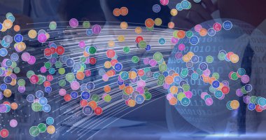 İş adamları üzerinde simgeler, dünya ve ikili kodlama ile bağlantı ağının görüntüsü. küresel iş, bağlantılar, dijital arayüz ve teknoloji konsepti dijital olarak oluşturulmuş görüntü.