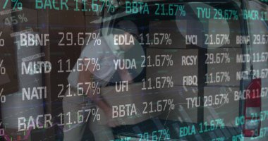Teslimatçı üzerinden istatistik ve finansal veri işleme görüntüsü. küresel gönderim, dağıtım, iş, veri işleme ve teknoloji konsepti dijital olarak oluşturuldu.