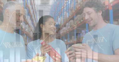 Depoda bağış torbaları açan kadın ve erkek gönüllülerle ilgili istatistiksel veri işleme. lojistik ve ulaşım sektörü kavramı