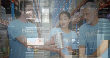 Kadın ve erkek gönüllülere karşı veri işleme ekranları depoda bağış torbaları açıyor. lojistik ve ulaşım sektörü kavramı