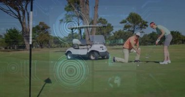 Golfçüler dijital veri işleme animasyonu eşliğinde yeşile boyuyorlar. teknoloji, spor, analitik, sanal, performans, yarışma