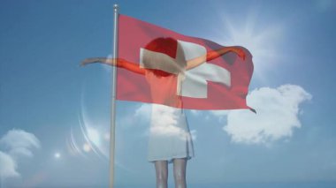 İsviçre bayrağı üzerinde kollarını kaldıran, bulutlu arka planda duran biri. Vatanseverlik, kutlama, zafer, başarı, başarı, gurur