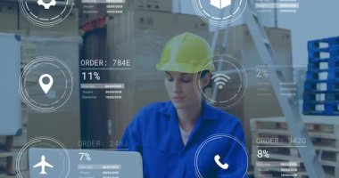 Dijital animasyon kaplamalı dizüstü bilgisayar kullanan mavi üniformalı bir depo çalışanı. Sanayi, teknoloji, lojistik, yenilik