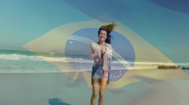 Sahilde yürüyen, arka planda Brezilya bayrağı animasyonu olan bir kadın. Tatil, seyahat, yaz, kutlama, kültür, vatanseverlik