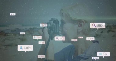 Fotoğraf çeken, sosyal medya simgelerinin canlandırıldığı bir kişi. Teknoloji, dijital, bağlantılar, ağ, etkileşim, iletişim