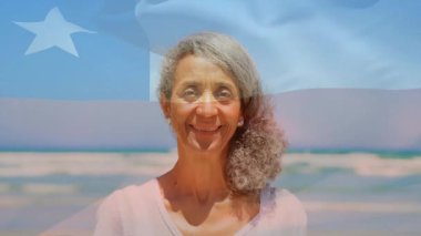 Sahilde, arka planda Şili bayrağı animasyonuyla gülümseyen bir kadın vardı. Tatil, vatanseverlik, mutluluk, eğlence, bağımsızlık, kutlama