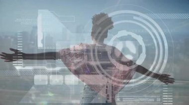 Fütüristik elementleri kaplayan dijital arayüz, çatıdan şehre bakan kadın. Teknoloji, gelecek, yenilik, şehir manzarası, ufuk çizgisi, şehir