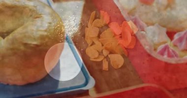 Mavi tabakta taze pişmiş ekmek üzerine altın patates cipsi ve tuz animasyonu. Atıştırmalık, gurme, çıtır çıtır, baharatlı, aşçı, baharatlı.